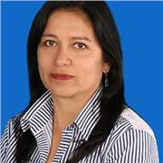 Docente de sociales imparte clases a estudiantes de diferentes grados